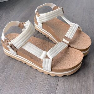 Reef REM Cushion Hi sandals- women’s size 7.5, Winter White